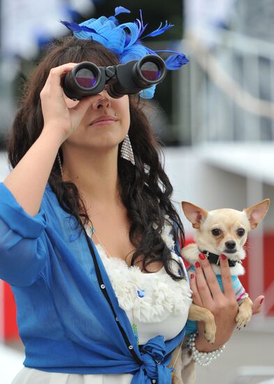 Moscow hosts Lady on Bicycle parade