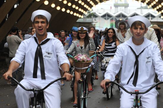 Moscow hosts Lady on Bicycle parade