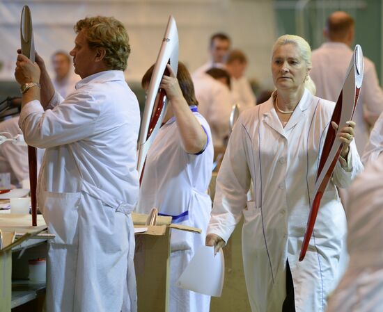 Manufacturing torches for Sochi 2014 Olympic relay