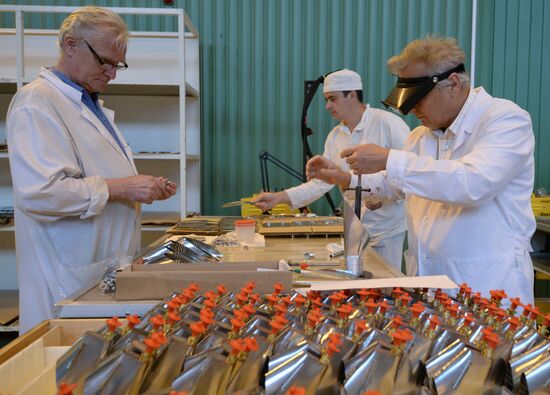 Manufacturing torches for Sochi 2014 Olympic relay