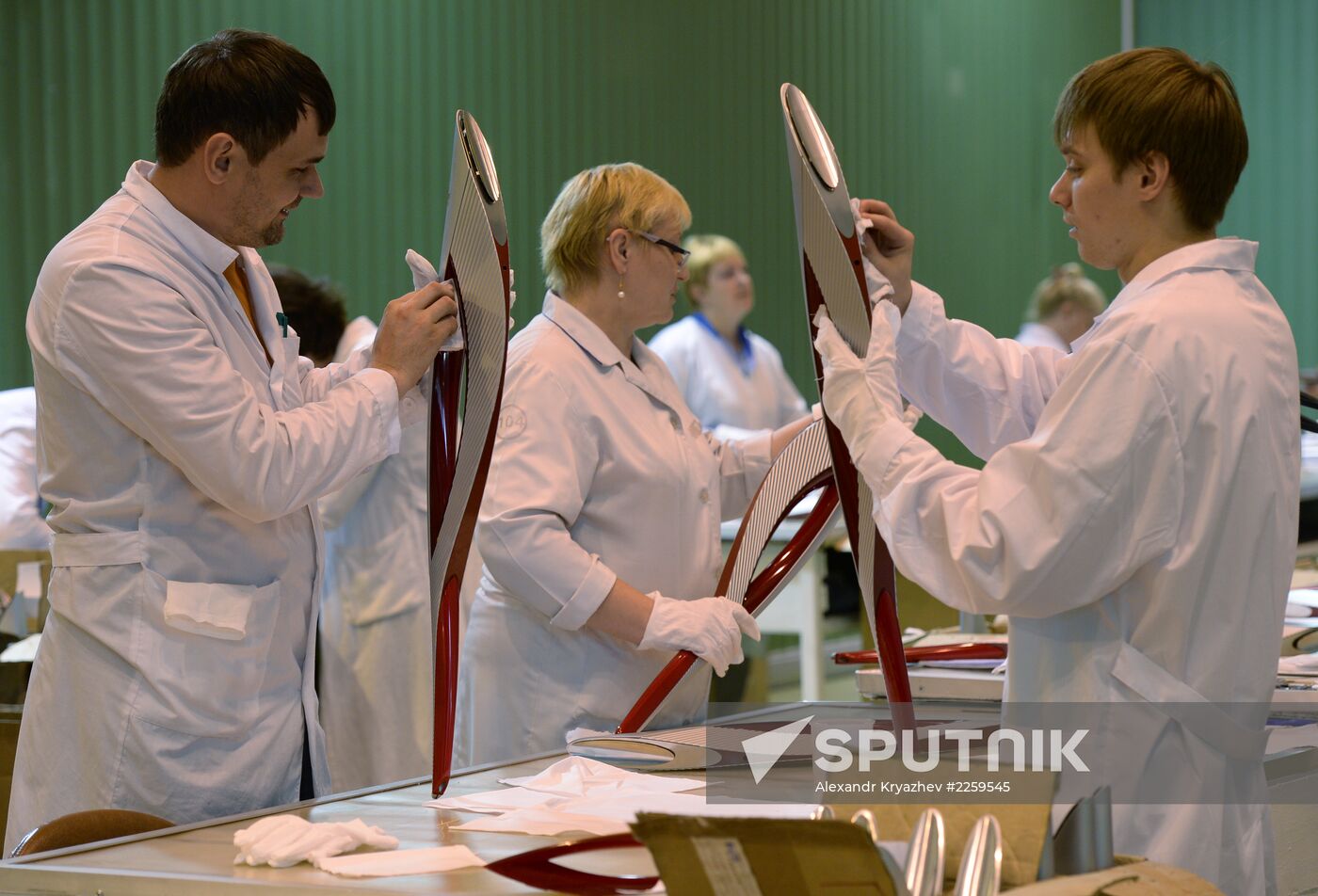 Manufacturing torches for Sochi 2014 Olympic relay
