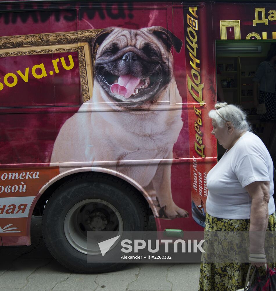 Mobile exhibition and library