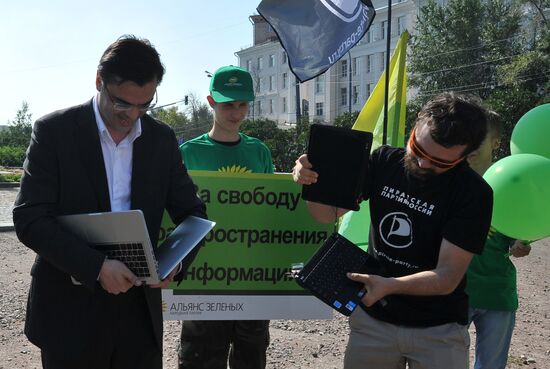 Rally for freedom of information online