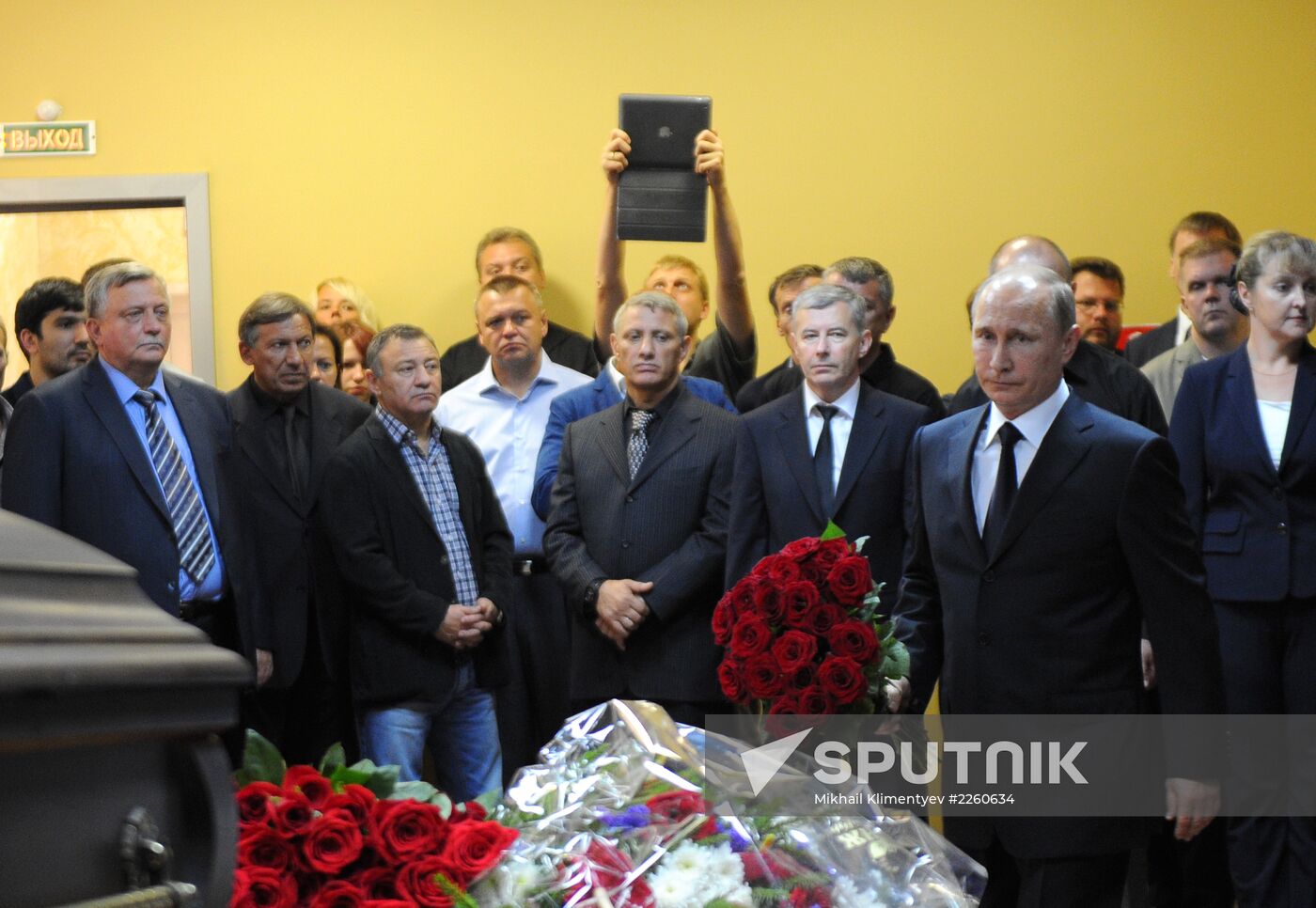 Vladimir Putin pays last respects to Anatoly Rakhlin