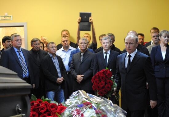 Vladimir Putin pays last respects to Anatoly Rakhlin