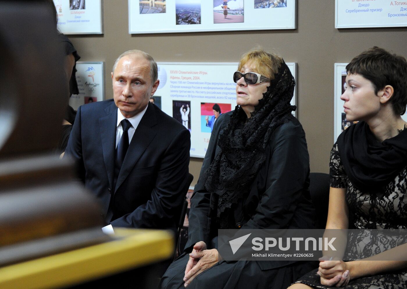 Vladimir Putin pays last respects to Anatoly Rakhlin