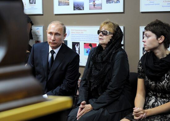 Vladimir Putin pays last respects to Anatoly Rakhlin