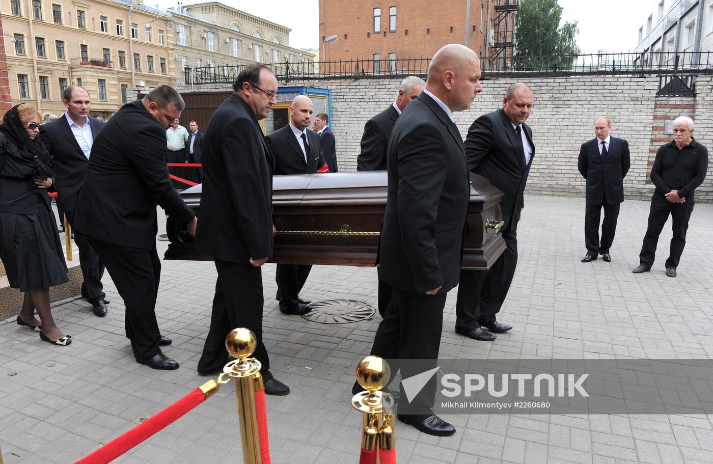 Vladimir Putin pays last respects to Anatoly Rakhlin