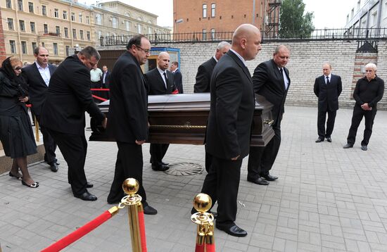 Vladimir Putin pays last respects to Anatoly Rakhlin