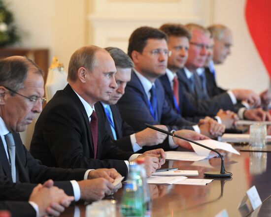 Vladimir Putin visits Azerbaijan