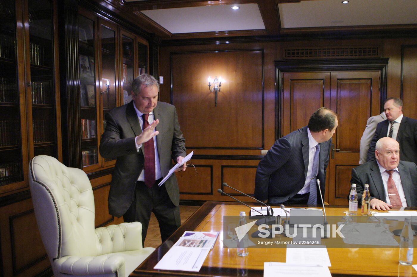 Dmitry Rogozin holds meeting on aircraft industry