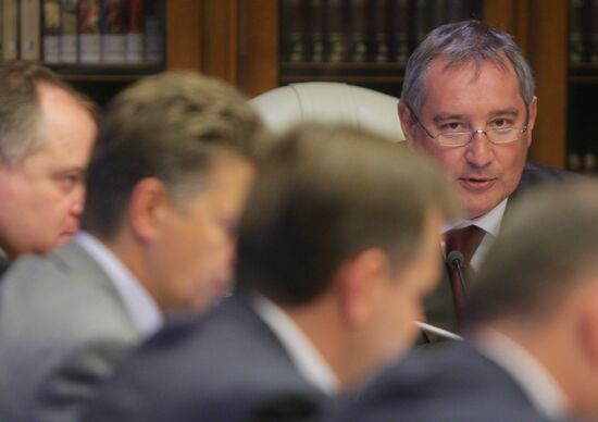 Dmitry Rogozin holds meeting on aircraft industry