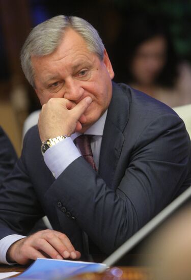 Dmitry Rogozin holds meeting on aircraft industry