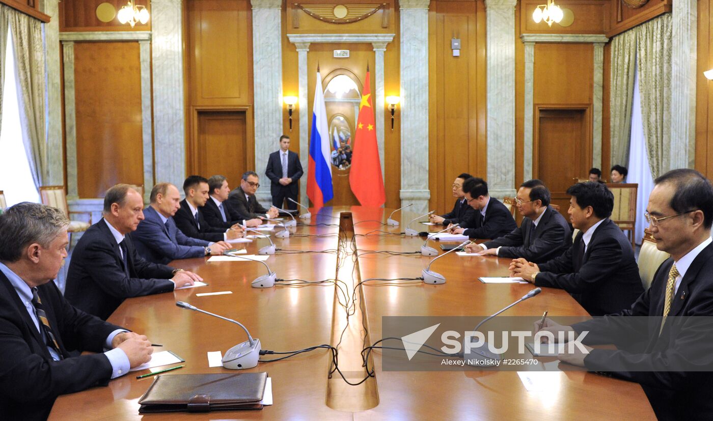 Vladimir Putin meets with Yang Jiechi