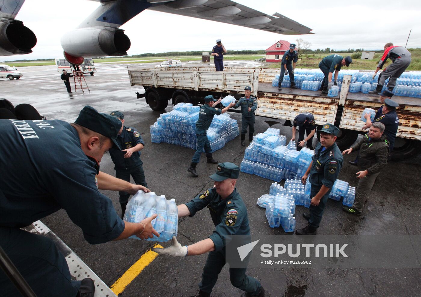 EMERCOM aircraft delivers drinking water to Khabarovsk Territory