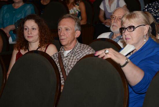 'School of Modern Drama' theater cast hold meeting