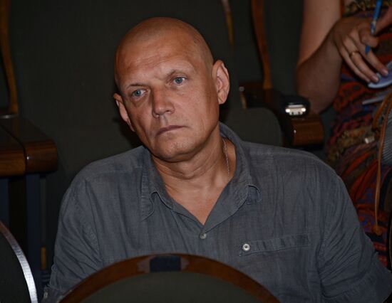 'School of Modern Drama' theater cast hold meeting