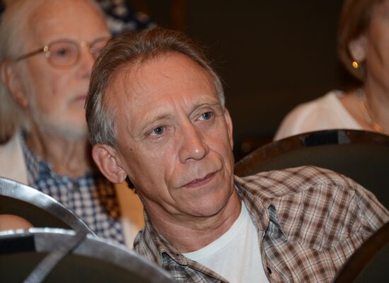 'School of Modern Drama' theater cast hold meeting