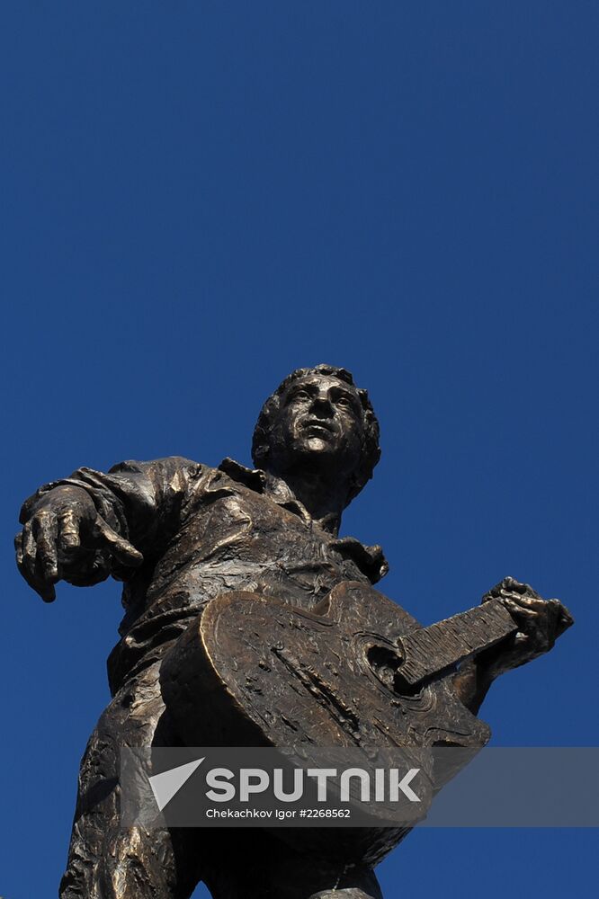 Monument to Vladimir Vysotsky unveiled in Kharkiv