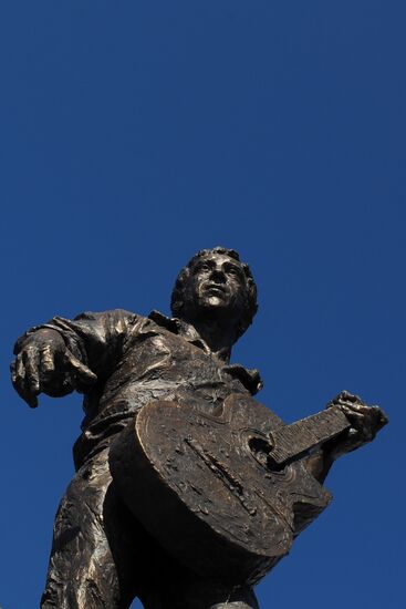 Monument to Vladimir Vysotsky unveiled in Kharkiv