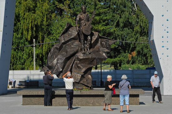 Monument to Vladimir Vysotsky unveiled in Kharkiv