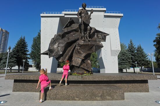 Monument to Vladimir Vysotsky unveiled in Kharkiv