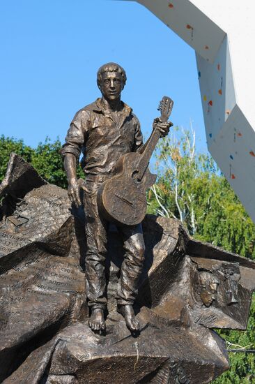 Monument to Vladimir Vysotsky unveiled in Kharkiv