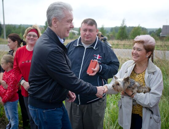 Sergei Sobyanin vists dacha owners in Stupino, Moscow Region