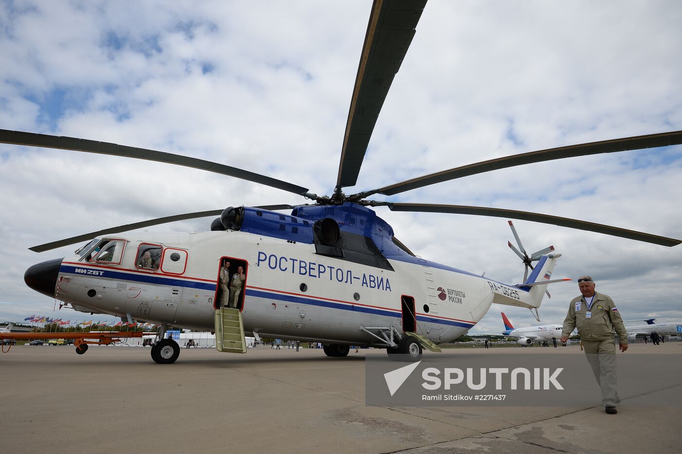 MAKS 2013 airshow kicks off