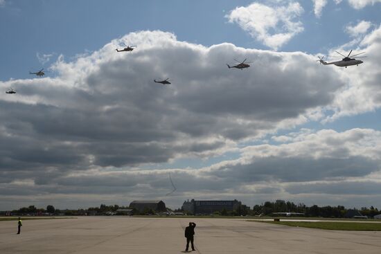 MAKS 2013 airshow kicks off