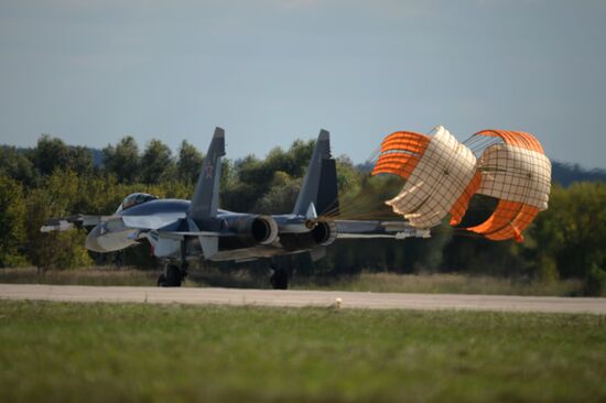 MAKS 2013 airshow kicks off