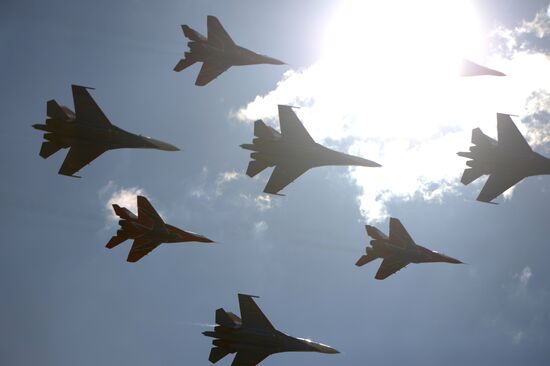 MAKS 2013 airshow kicks off