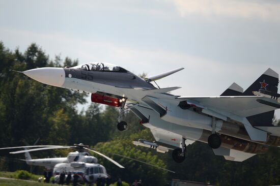 MAKS 2013 airshow kicks off
