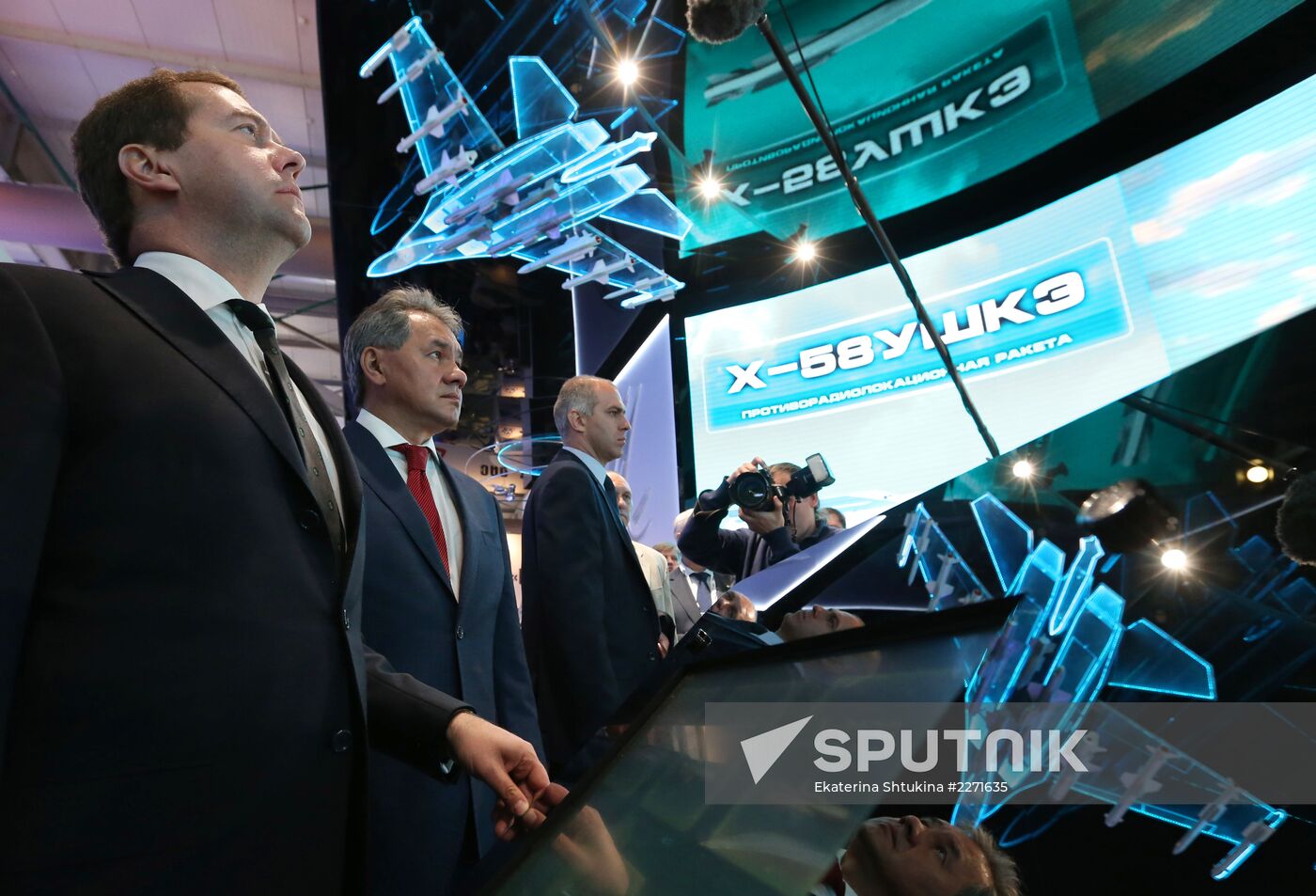 Medvedev attends MAKS International Aviation and Space Salon
