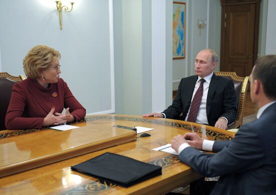 Vladimir Putin holds meeting on Syria