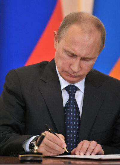 Vladimir Putin meets with Serge Sargsyan