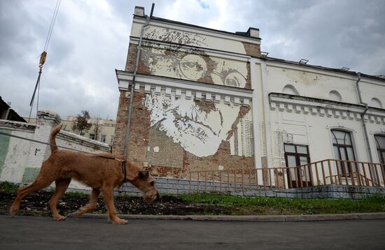 Graffiti on buildings in Moscow