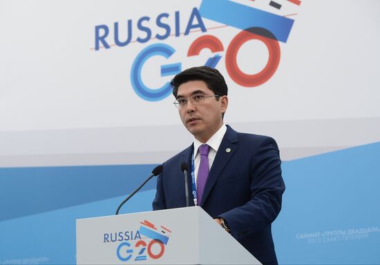 Briefings by Russian and foreign experts