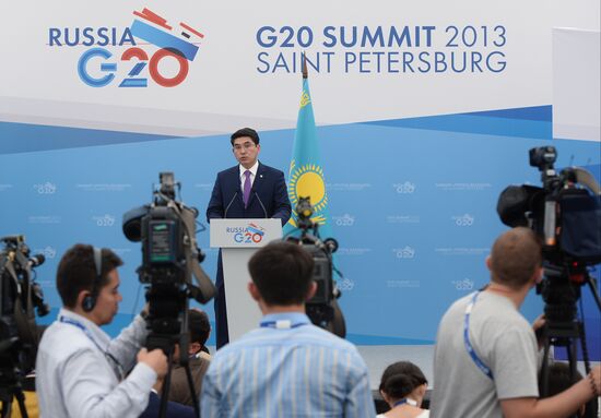 Briefings by Russian and foreign experts