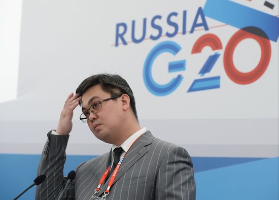 Briefings by Russian and foreign experts