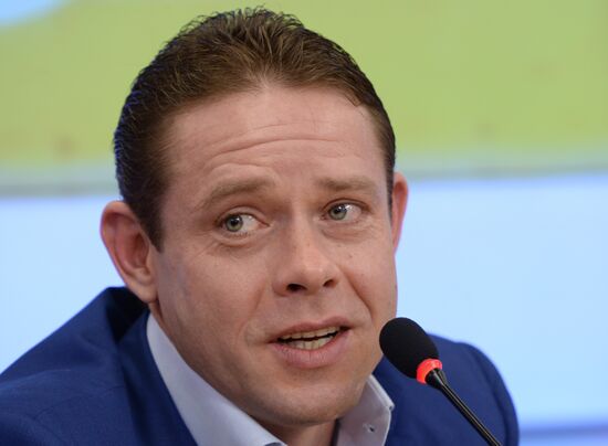News conference by hockey player Pavel Bure at RIA Novosti