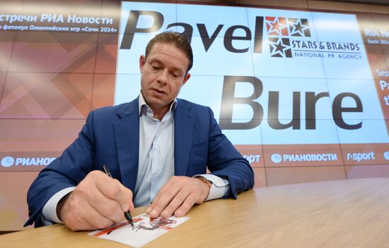 News conference by hockey player Pavel Bure at RIA Novosti