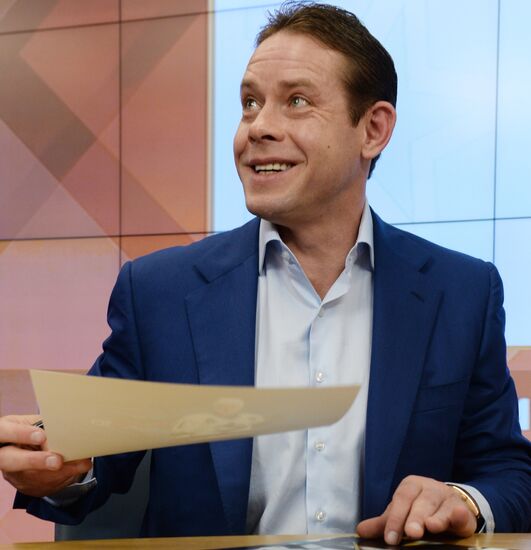 News conference by hockey player Pavel Bure at RIA Novosti