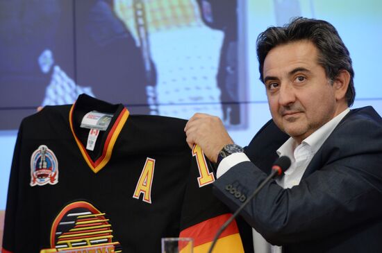 News conference by hockey player Pavel Bure at RIA Novosti