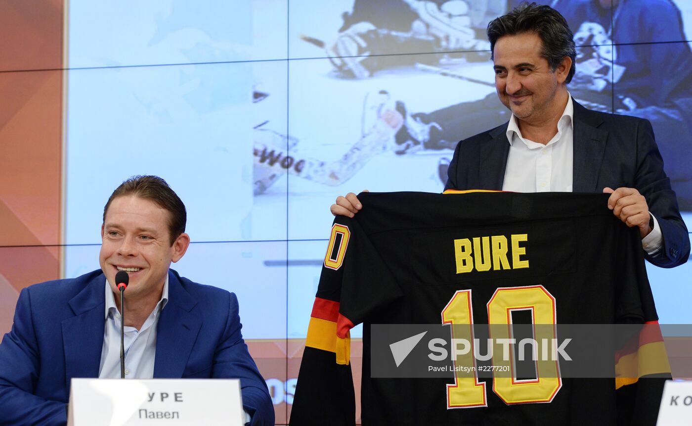 News conference by hockey player Pavel Bure at RIA Novosti