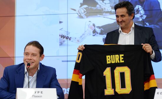 News conference by hockey player Pavel Bure at RIA Novosti