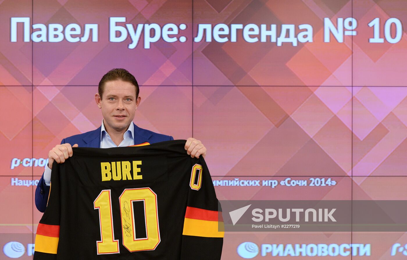 News conference by hockey player Pavel Bure at RIA Novosti
