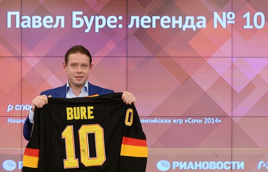 News conference by hockey player Pavel Bure at RIA Novosti