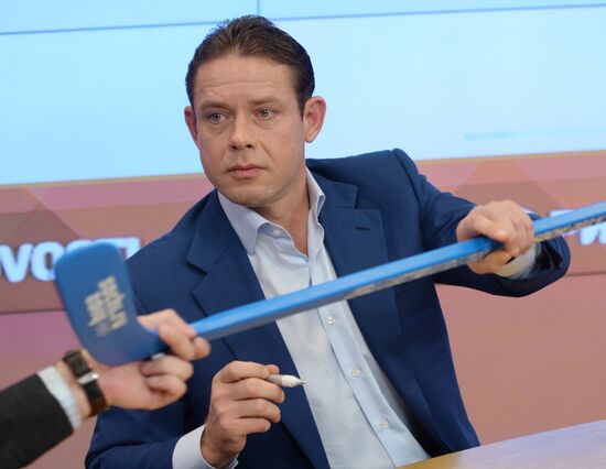 News conference by hockey player Pavel Bure at RIA Novosti
