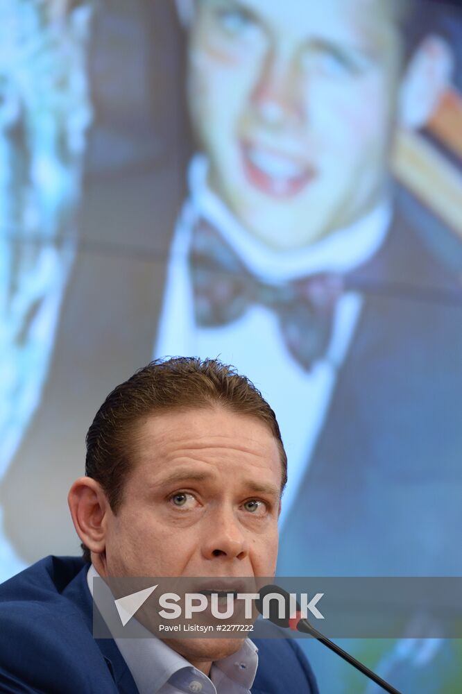 News conference by hockey player Pavel Bure at RIA Novosti